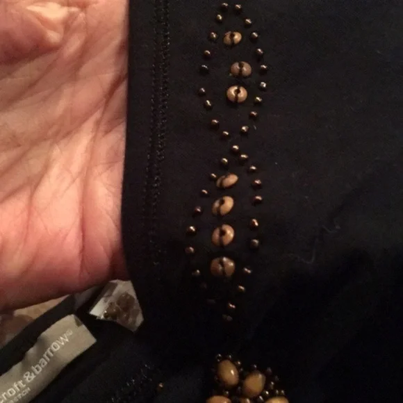 Croft and barrow black V-neck sleeveless top. - Picture 5 of 5